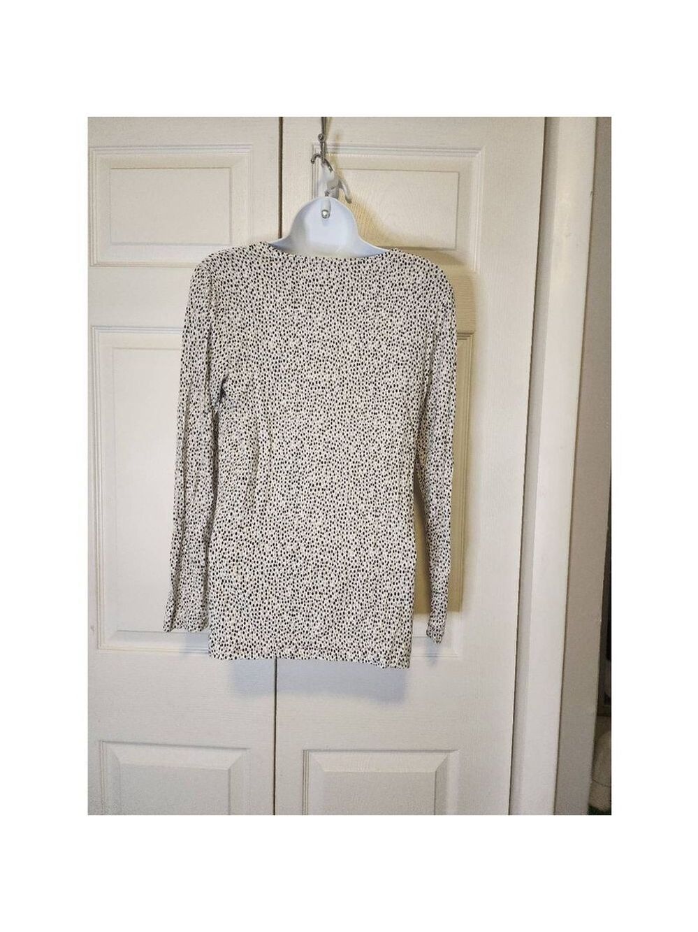 Chico's White Gray Black Polka Dot Long Sleeve Shirt Size 0 Medium - Picture 3 of 3